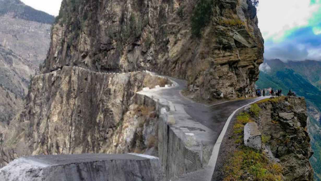 Dangerous road in India