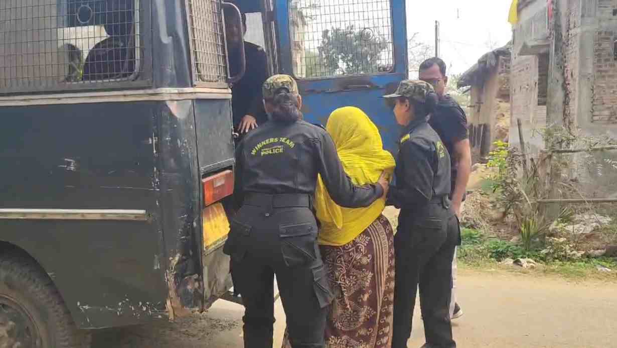 পুলিশ গ্রেফতার করল মহিলাদের