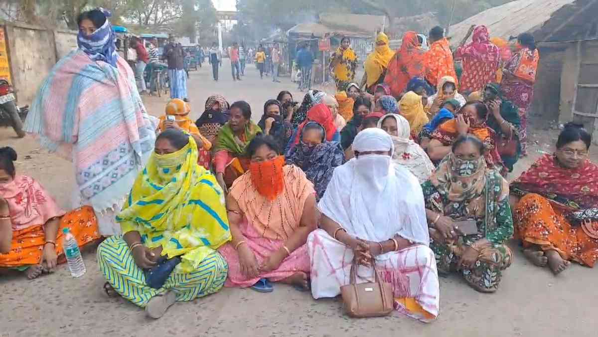 দুর্বার সমিতির মহিলাদের পথ অবরোধ