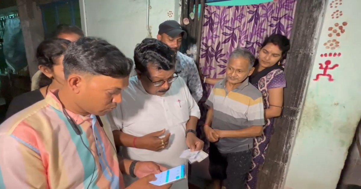ভোটার কার্ড খতিয়ে দেখছেন বিকাশ রায় চৌধুরী