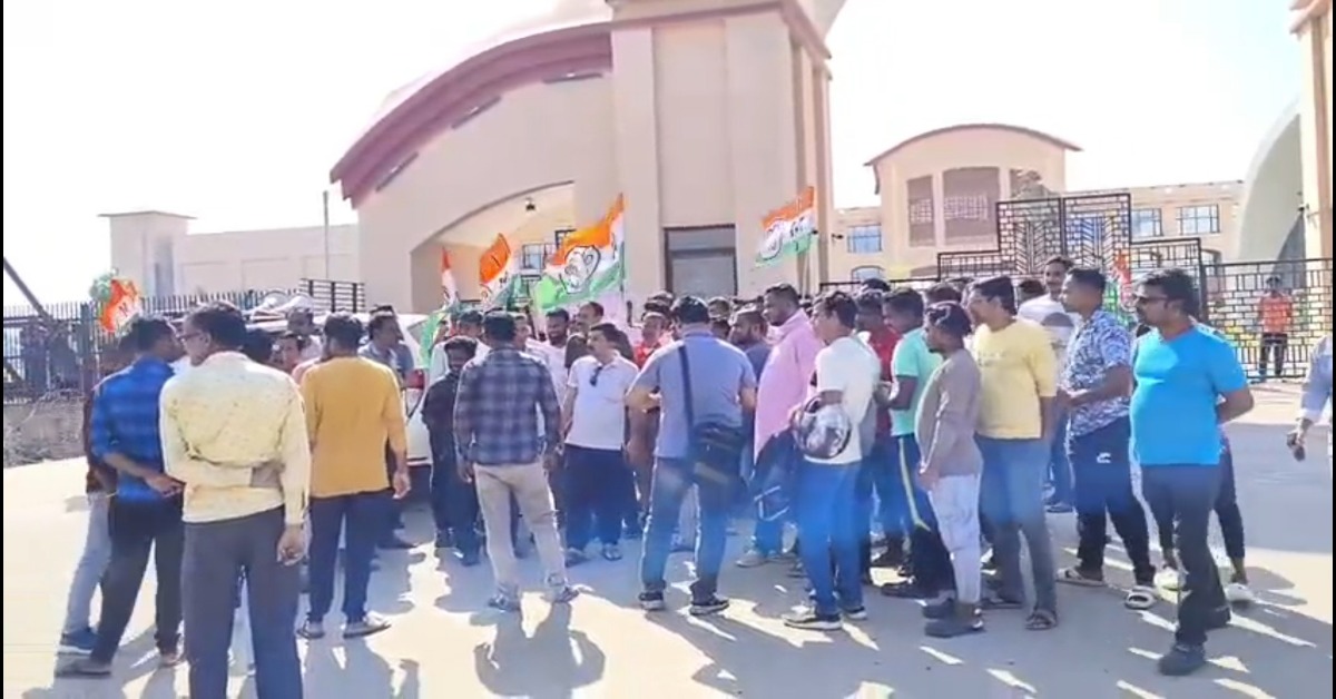 বিশ্ব বাংলা বিশ্ববিদ্যালয়ের সামনে বিক্ষোভ তৃণমূলের