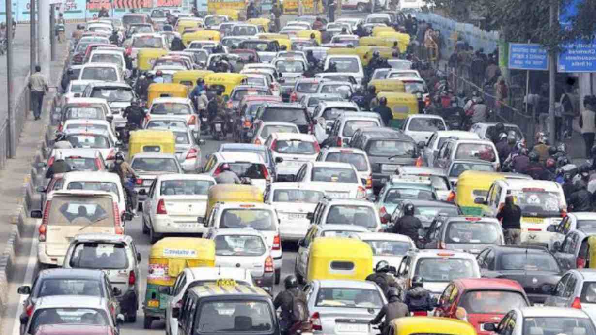 দিল্লির রাস্তায় গাড়ি