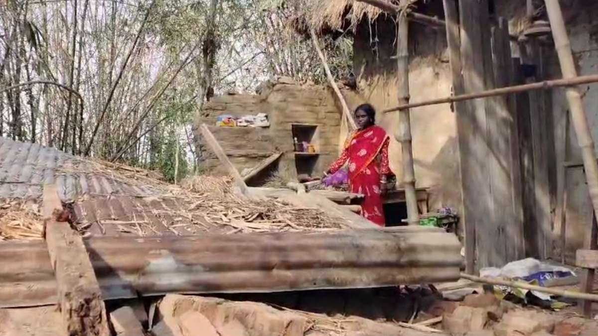 দমকা হাওয়ায় ভাঙলো ঘর