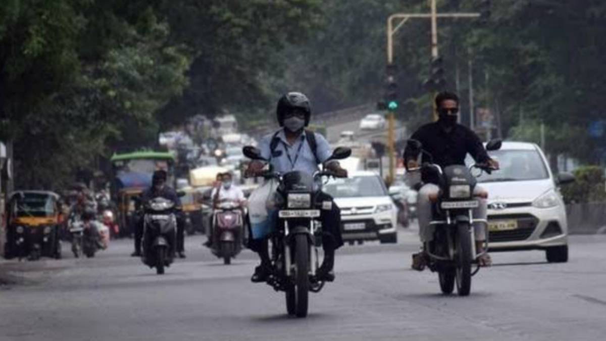 রাস্তায় ছুটছে মোটরবাইক