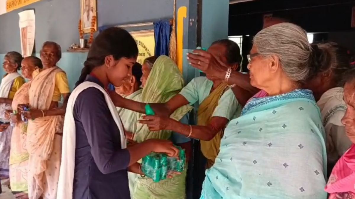 পড়ুয়ারা বৃদ্ধাদের পাশে