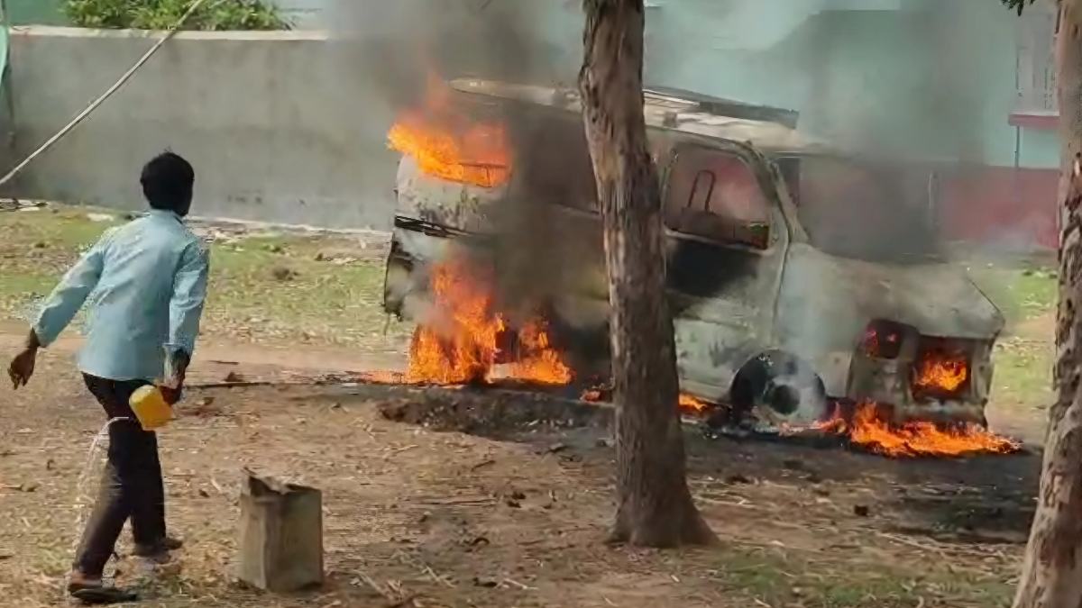 গাড়িতে আগুন