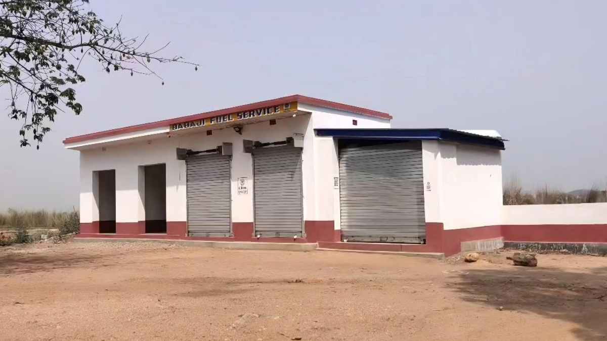 অবৈধ মিনি পেট্রোল পাম্প