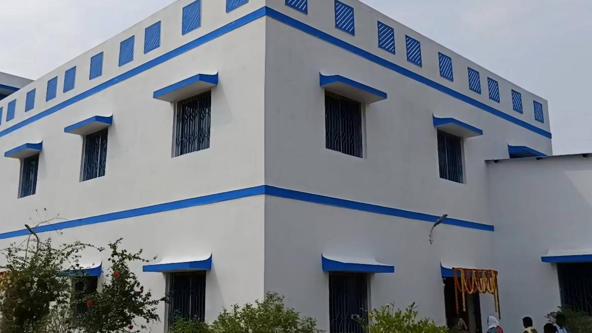 নীল সাদা বিল্ডিং