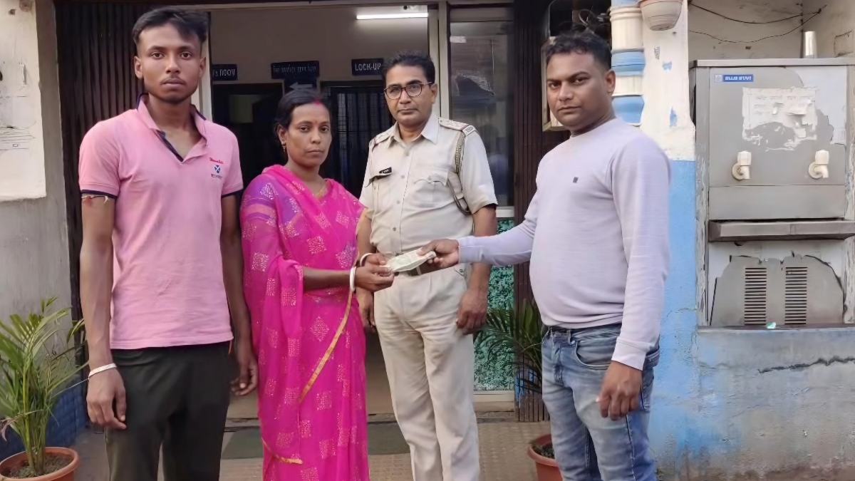 হারিয়ে যাওয়া টাকা ফেরত দিচ্ছেন সিভিক ভলেন্টিয়ার