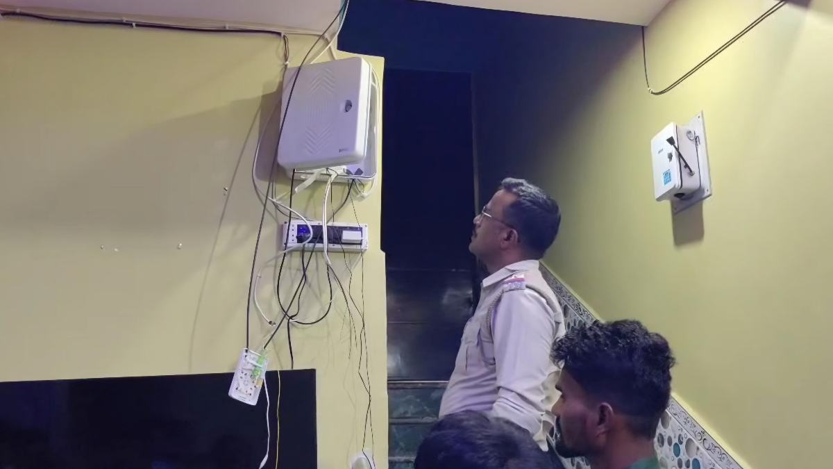 বাড়িতে চুরি