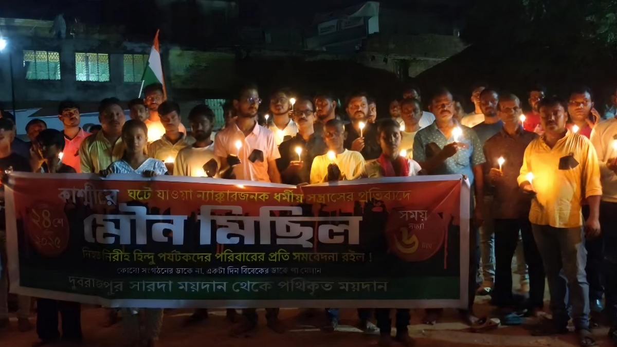 কাশ্মীরের পহেলগাঁওয়ে হিন্দুদের উপর গুলি চালানোর প্রতিবাদে মৌন মিছিল