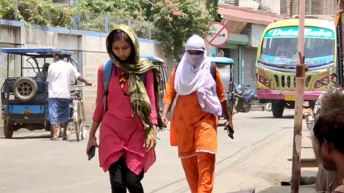 গরম থেকে বাঁচতে মুখ ঢেকে মহিলারা