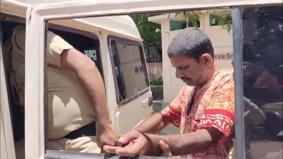 পুলিশের হাতে গ্রেপ্তার