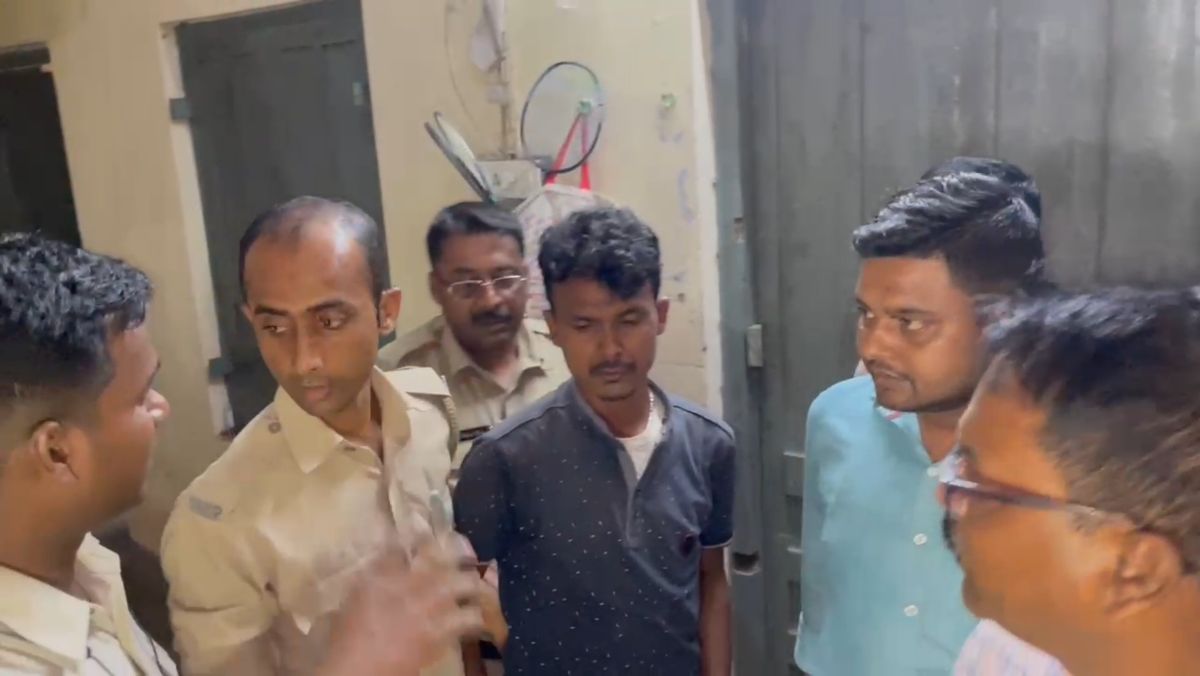 যুবক গ্রেপ্তার পুলিশের হাতে