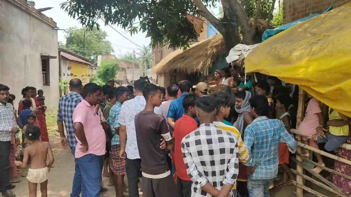 মদ বিক্রেতাকে ধরে ফেলল পাড়ার যুবকরা