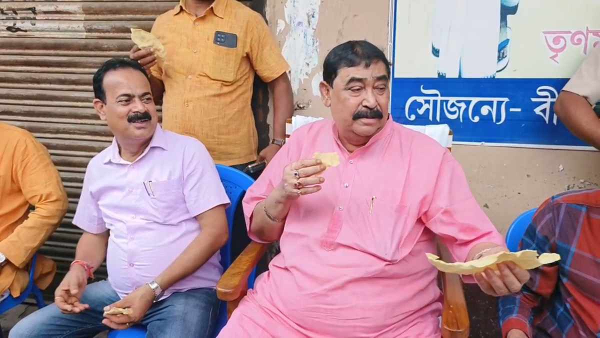 পাঁপড় খাচ্ছেন অনুব্রত মণ্ডল