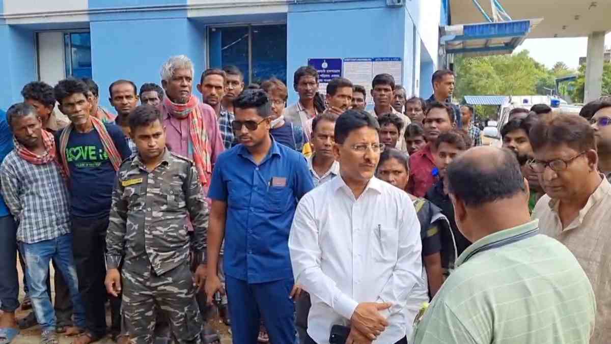 সিউড়ি সুপার স্পেশালিটি হাসপাতালের সুপারের সঙ্গে কথা বলছেন কাজল শেখ