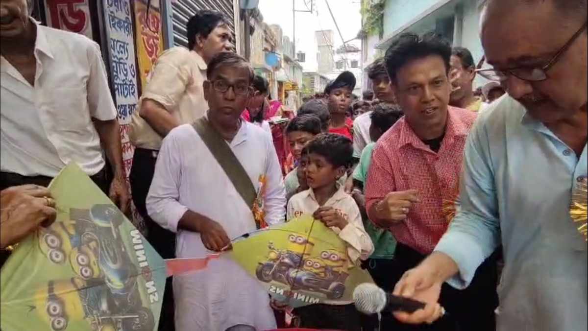 ঘুড়ি বিতরণ