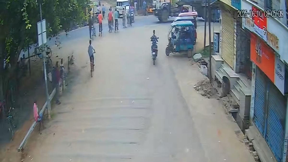 পথ দুর্ঘটনায় সিসিটিভি ফুটেজ