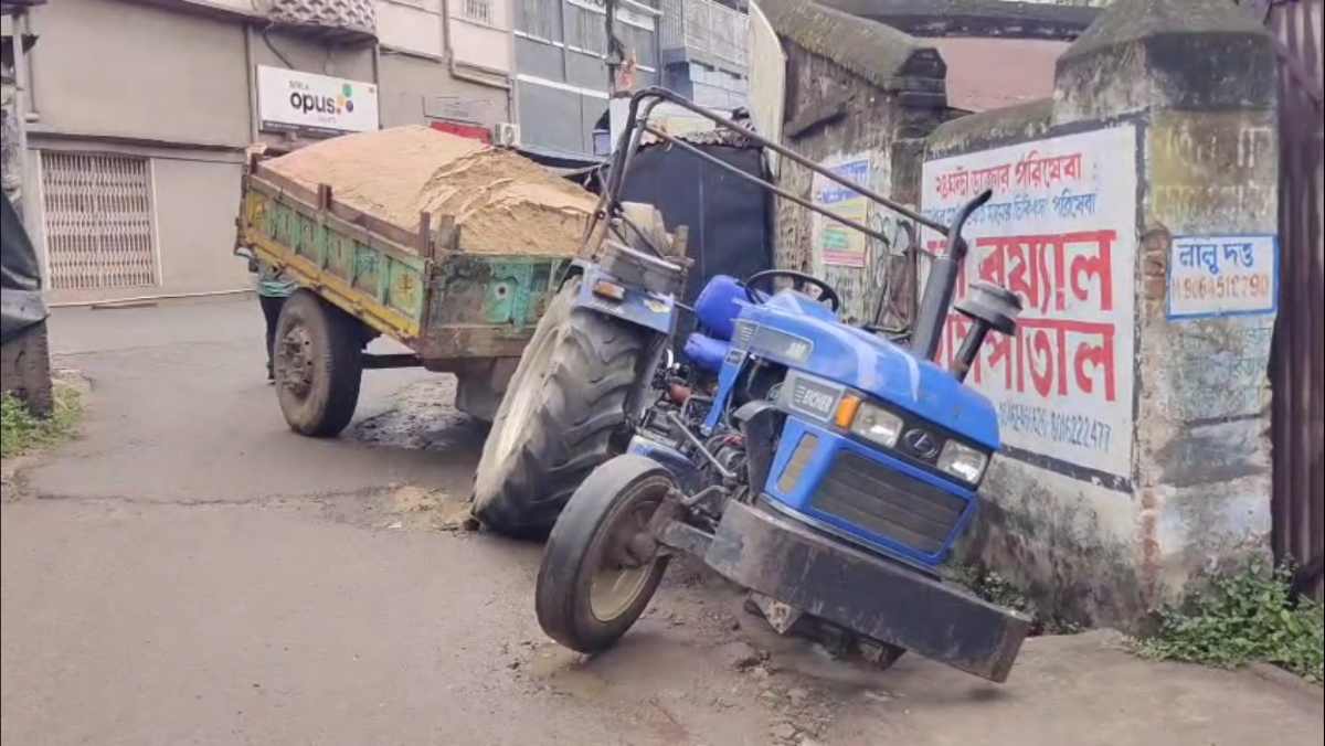 দুর্ঘটনাগ্রস্ত ট্রাক্টর