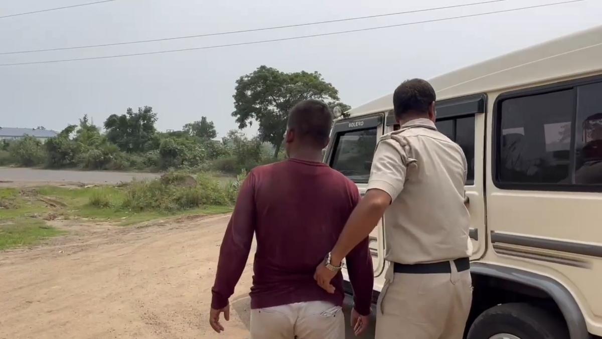 আটক যুবক