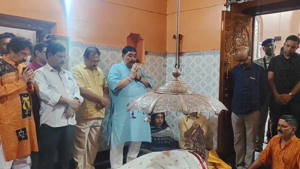 ফুল্লরা মন্দিরে অনুব্রত মণ্ডল ও সুকন্যা মণ্ডল