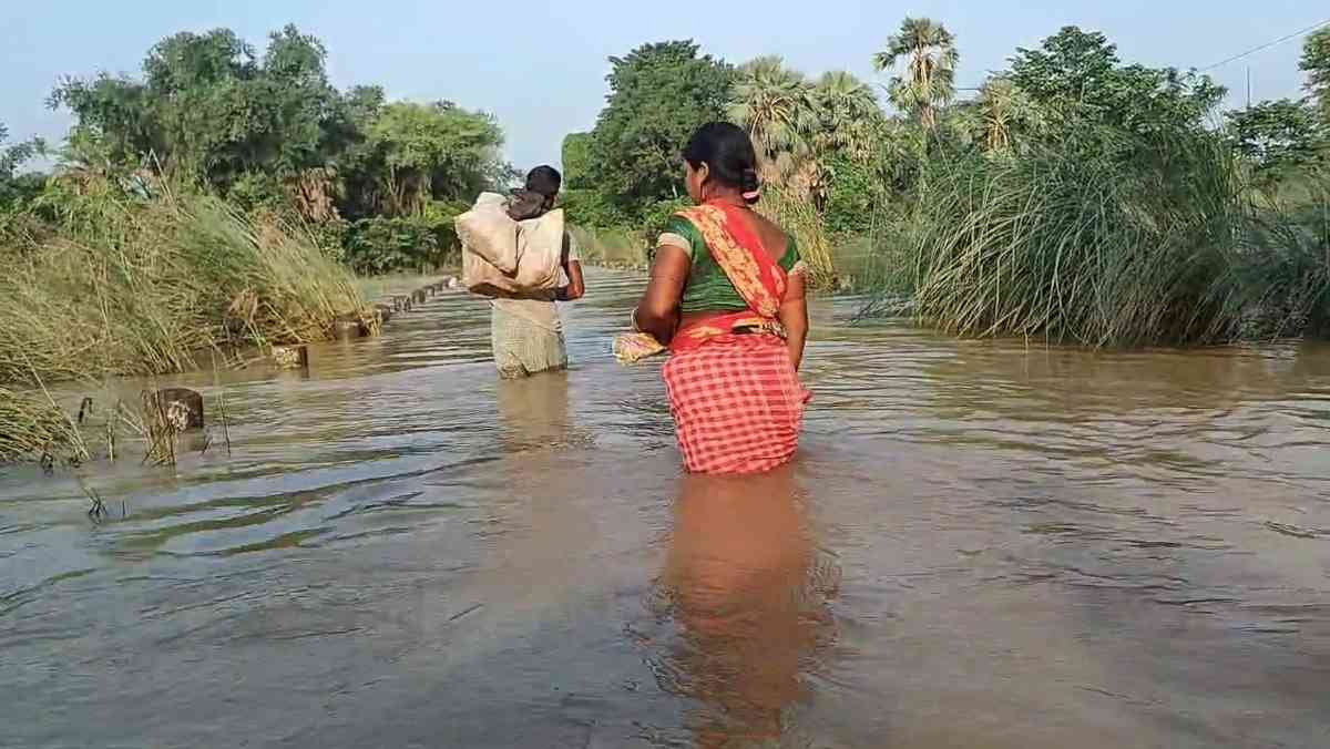 জলের তলায় কজওয়ে