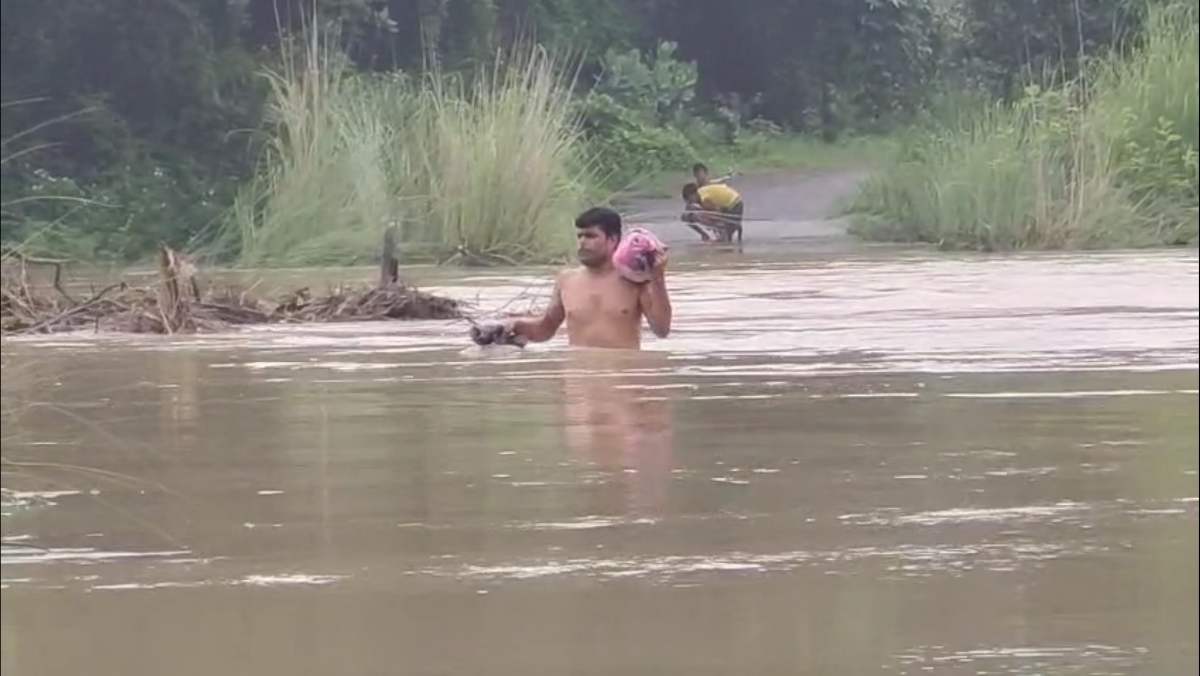 জলের তলায় কজওয়ে