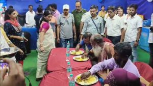সেইসব পরিবারের কথা বলা হচ্ছে যারা আর্থিকভাবে অনেকটাই পিছিয়ে এবং বহু ক্ষেত্রেই দেখা যায় তারা অর্থের অভাবে এইরকম চিকিৎসা করাতে এসে একপ্রকার না খেয়েই কাটিয়ে দেন। এই সকল মানুষদেরই আর অভুক্ত অবস্থায় কাটাতে হবে না।