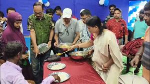 বোলপুর সুপার স্পেশালিটি হাসপাতালে এই প্রকল্পের আওতায় কাউন্টার তৈরি করার পরিপ্রেক্ষিতে এবার ৫ টাকাতেই পেট ভরে ডিম ভাত খেতে পারবেন রোগীর পরিবারের সদস্যরা।