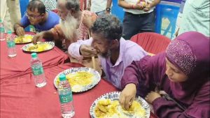 প্রতিদিন দুপুর ১২:৩০ টা থেকে দুপুর ৩টে পর্যন্ত ৫ টাকায় ডাল, ভাত, সবজি ও ডিম দেওয়া হবে। আর এর জন্য অবশ্য যারা খেতে চান তাদের আগেই টিকিট সংগ্রহ করে নিতে হবে। বোলপুর পৌরসভার এমন উদ্যোগকে স্বাগত জানিয়েছেন অনেকেই।