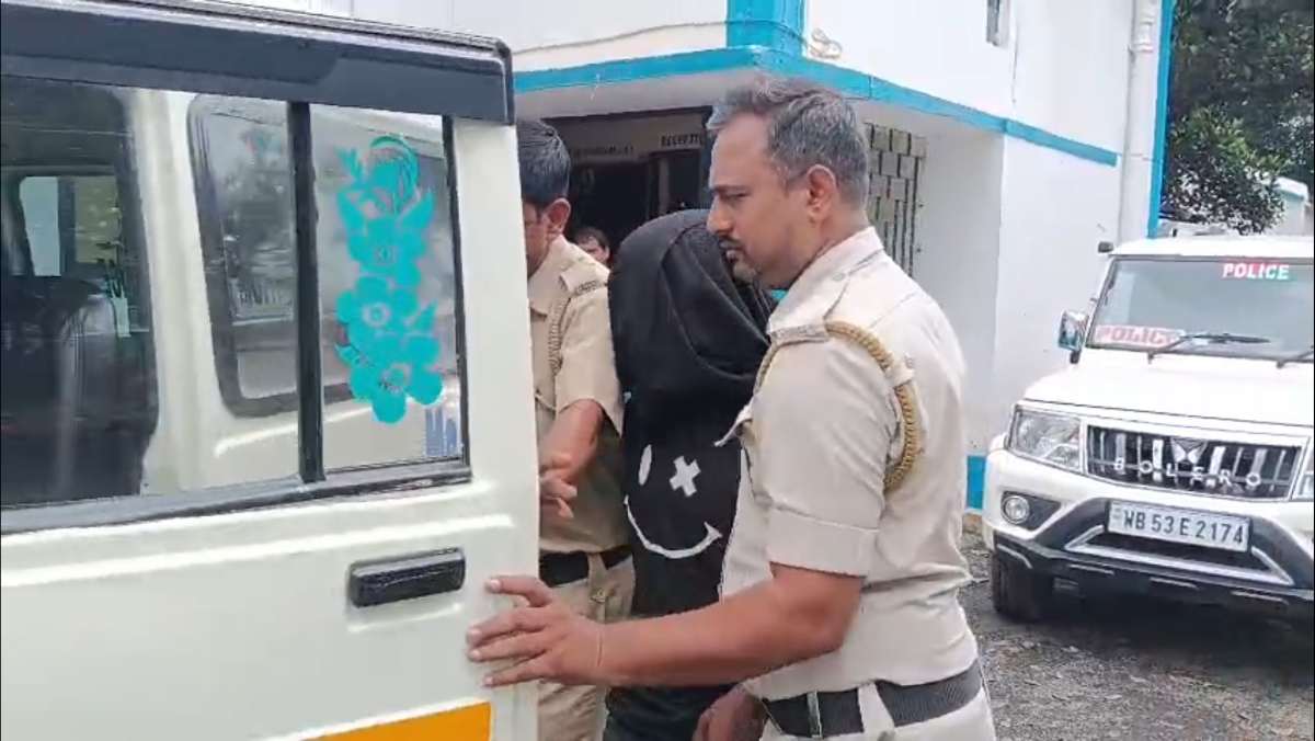 পুলিশের হাতে গ্রেফতার অভিযুক্ত