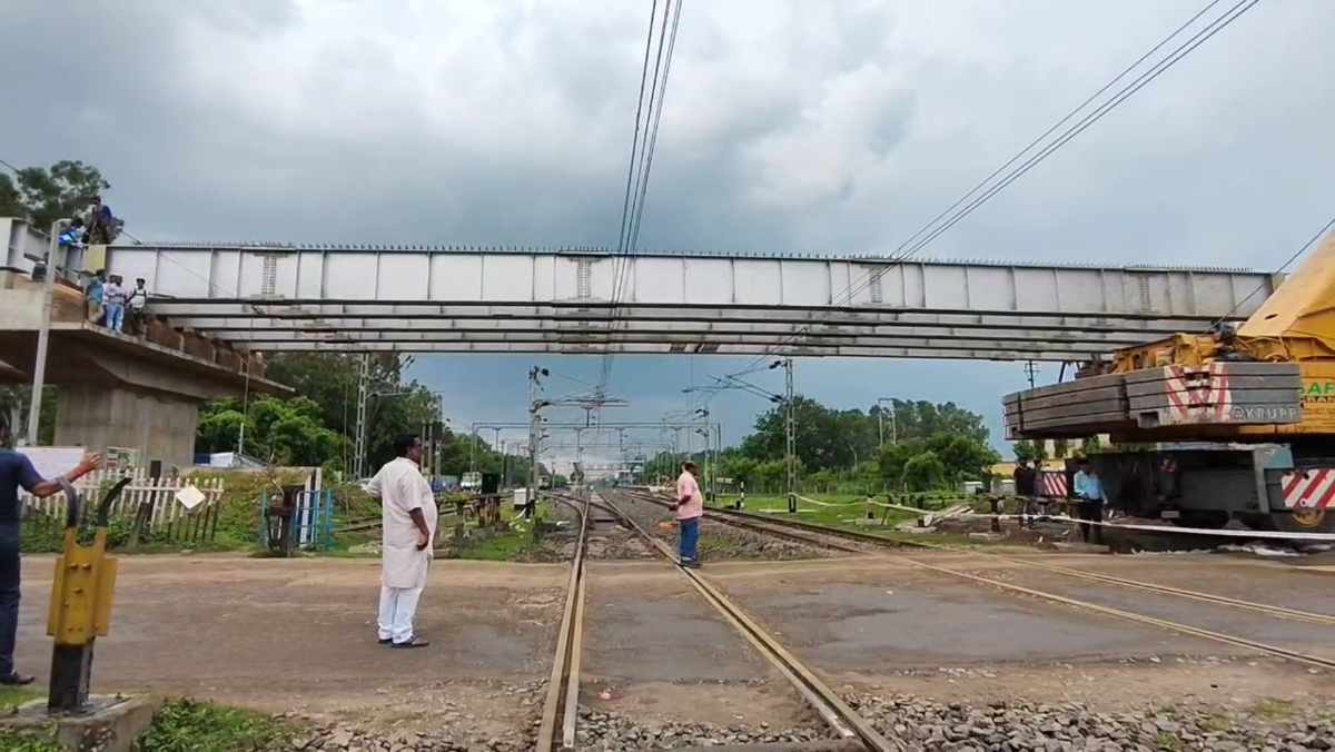 হাটজান বাজারে রেলের রোড ওভারব্রিজ