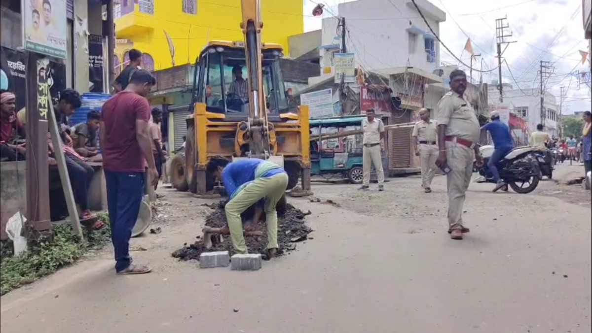 রাস্তা মেরামতি করছে ট্রাফিক পুলিশ