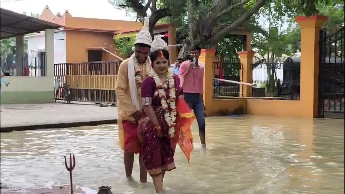 জলে দাঁড়িয়ে বিয়ে