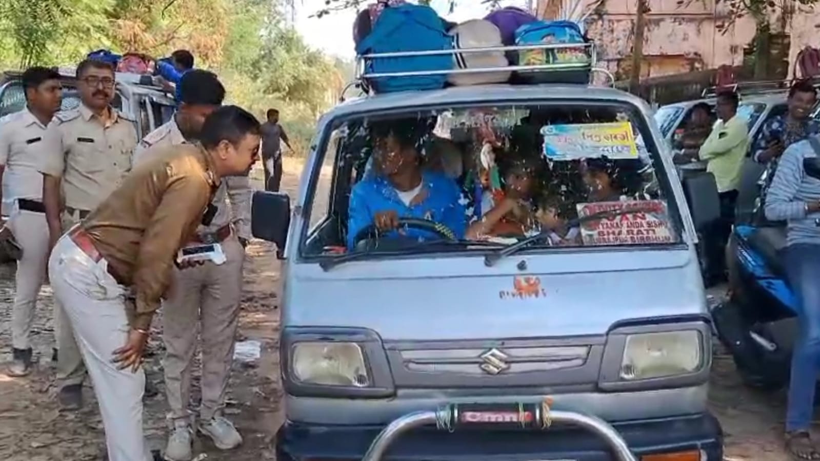 পুলকার আটকে পুলিশের চেকিং