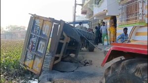 খারাপ রাস্তার কারণে পথ দুর্ঘটনা