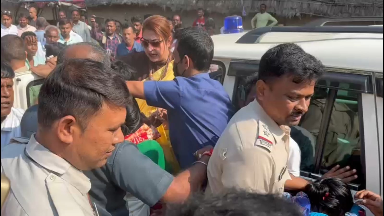 সাংসদ শতাব্দী রায়ের গাড়ির সামনে বিক্ষোভ