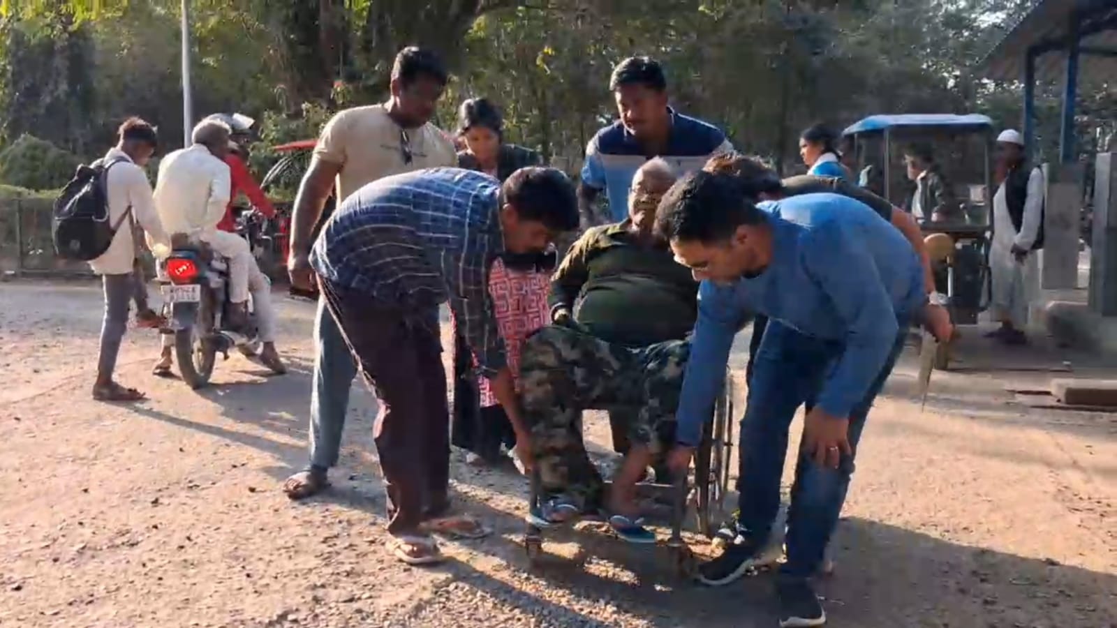 সিউড়ি সুপার স্পেশ্যালিটি হাসপাতালের বেহাল রাস্তা