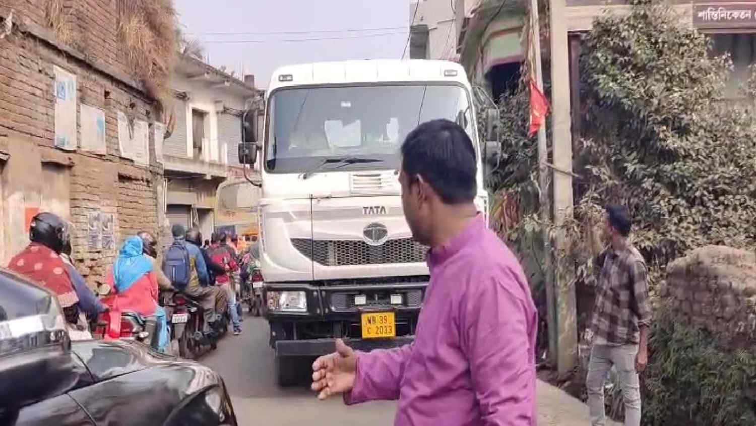 যানজট মুক্ত করতে ব্যস্ত বিজেপি বিধায়ক অনুপ কুমার সাহা