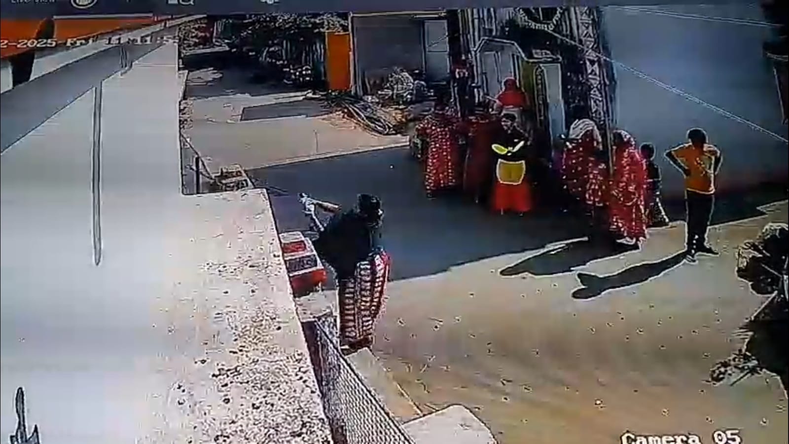 বিএসএফ-এর বাড়িতে হানা