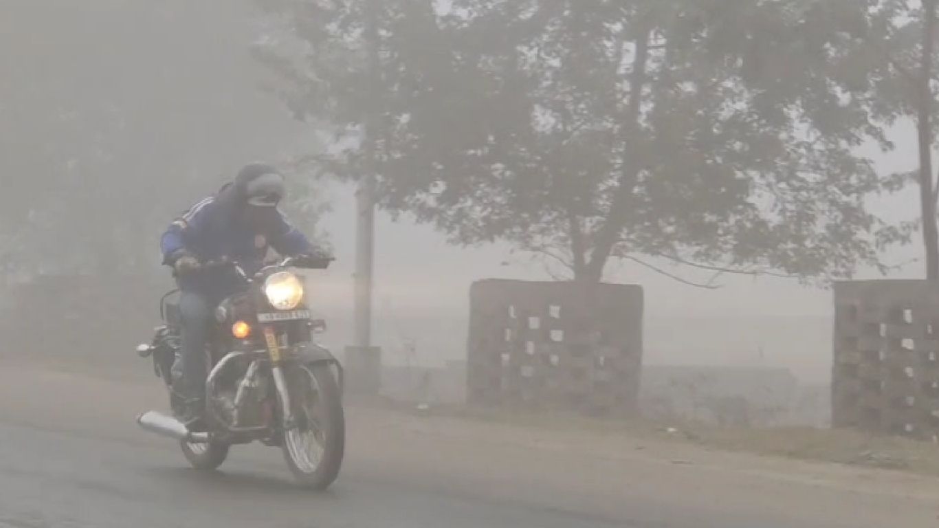 ঘন কুয়াশায় ঢাকা বীরভূম