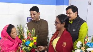 সোনালি খাতুনকে কাজল শেখ ২ লক্ষ টাকার চেক দিলেন