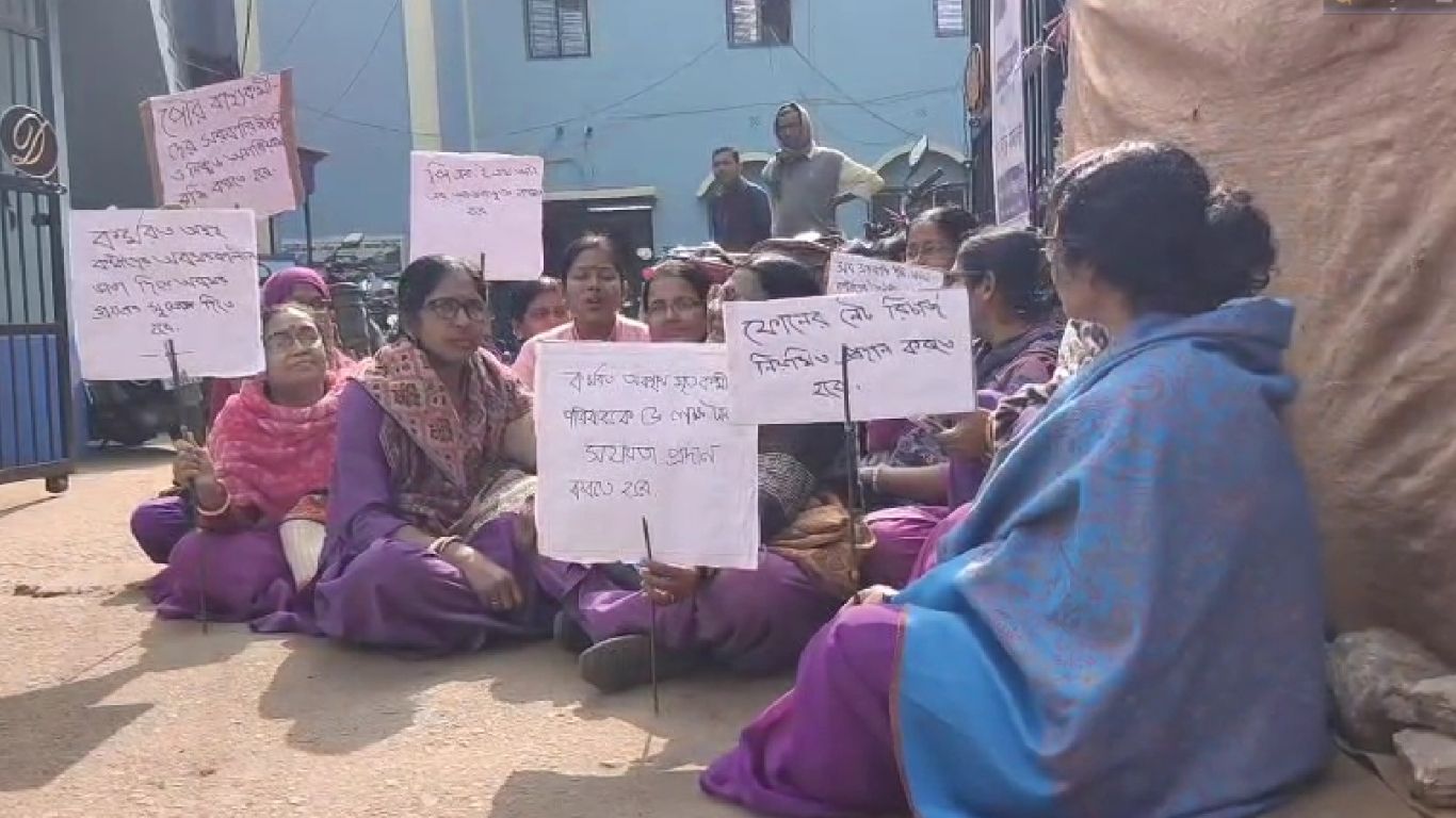 পৌর স্বাস্থ্যকর্মীদের কর্মবিরতি