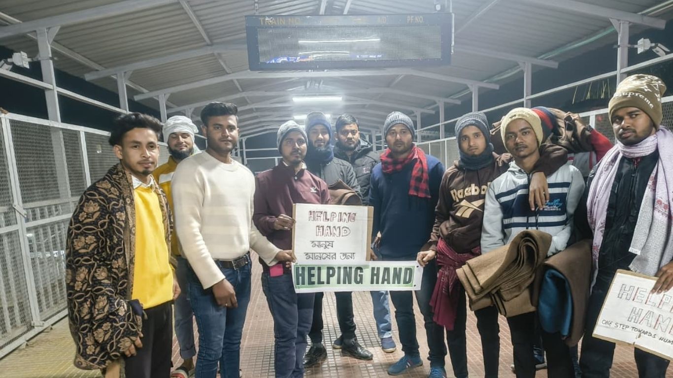 শীতের রাতে কম্বল বিতরণ