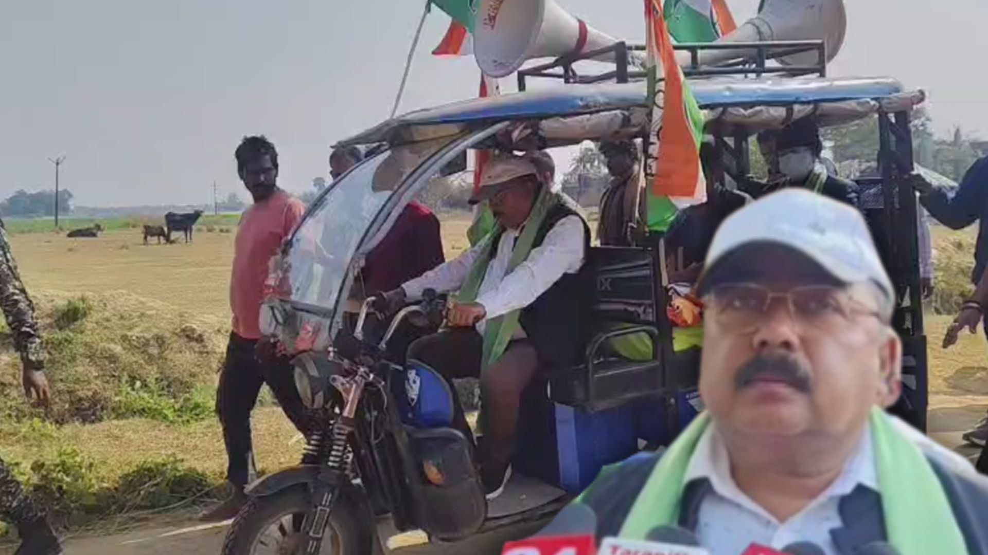 টোটো চালাচ্ছেন বিষয়ক অভিজিৎ সিনহা