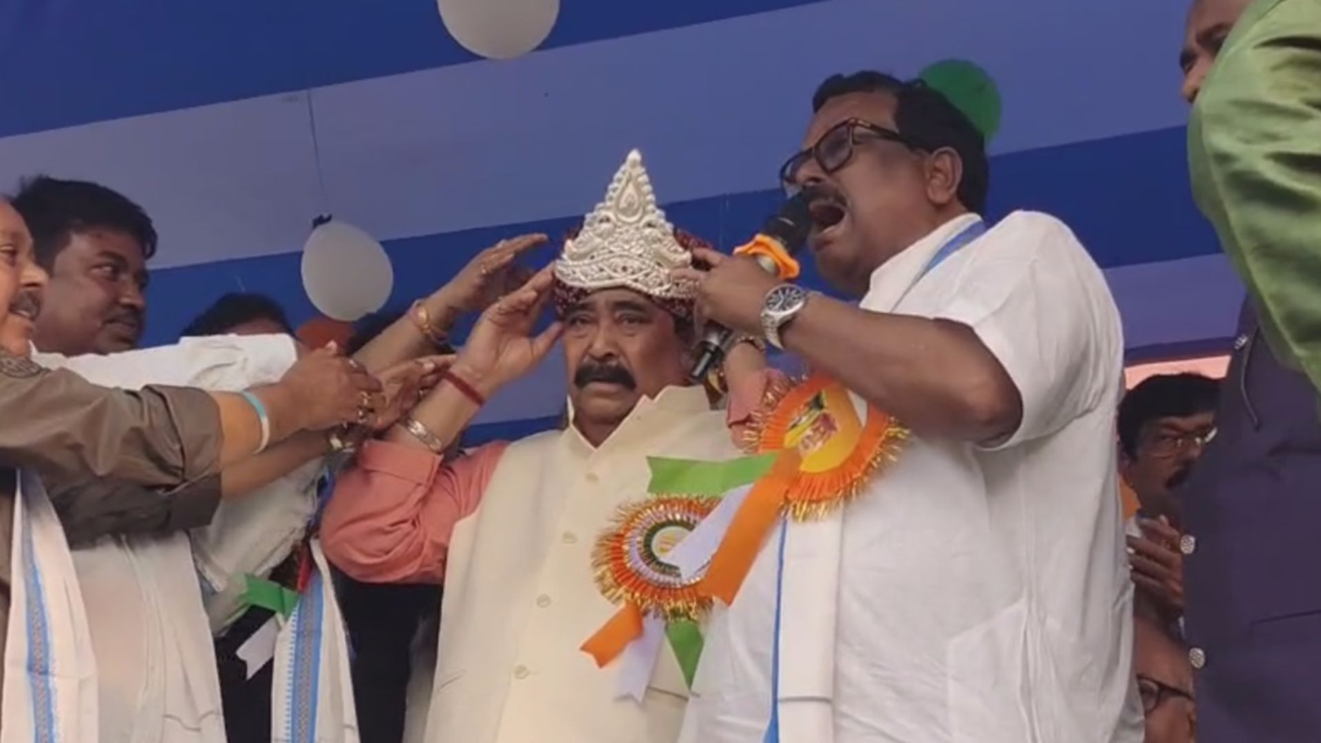 রুপোর মুকুট পেলেন অনুব্রত