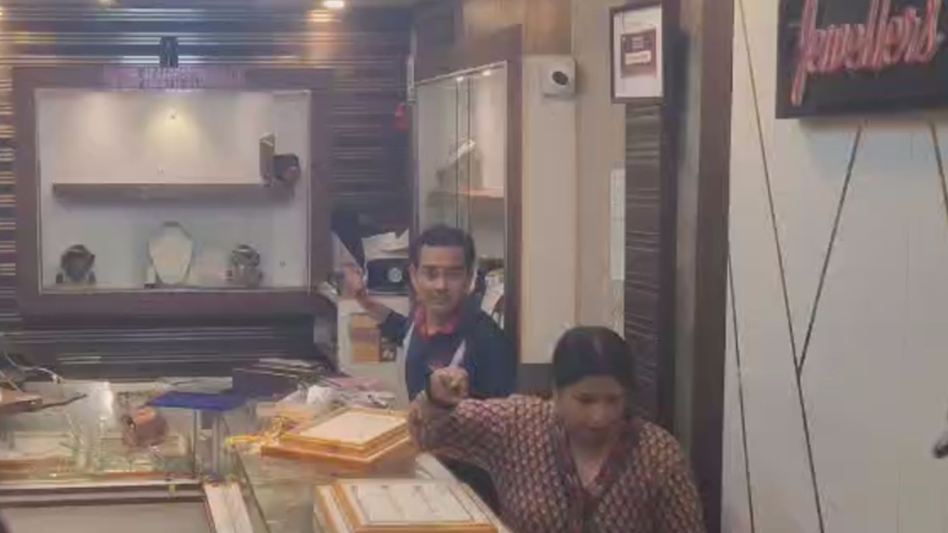 সোনার দোকানে ডাকাতি