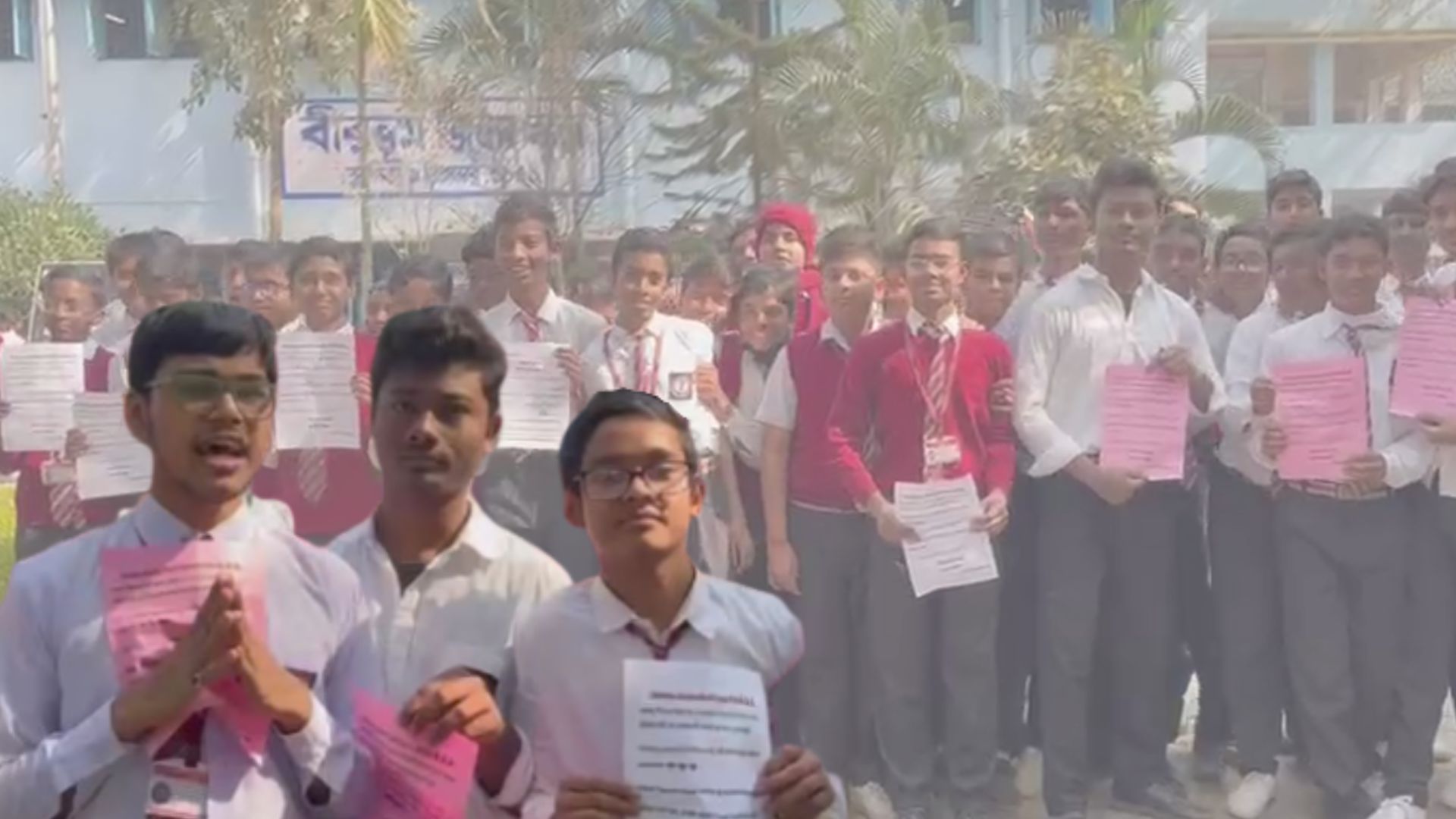 শিক্ষকের বদলি আটকাতে বিক্ষোভ পড়ুয়াদের