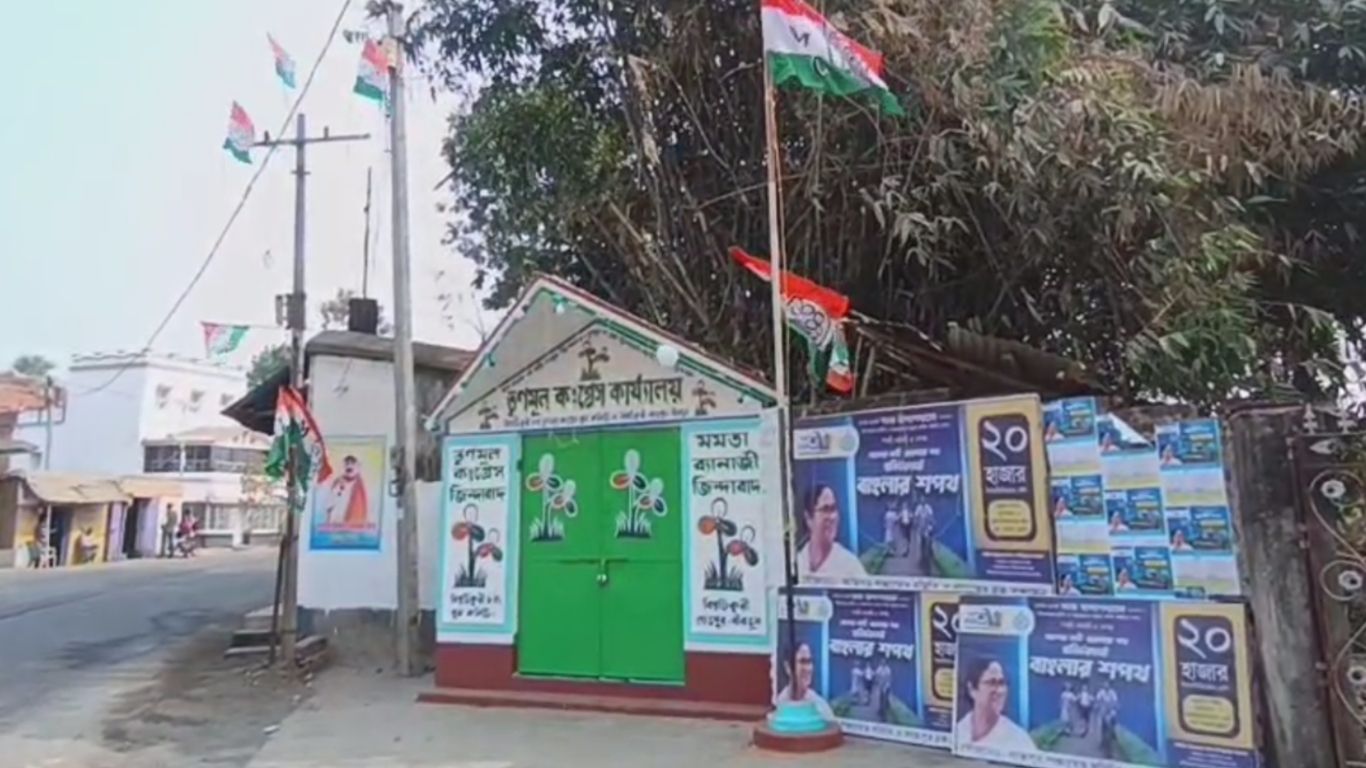 বাস স্ট্যান্ড বদলে গেল তৃণমূলের দলীয় কার্যালয়ে